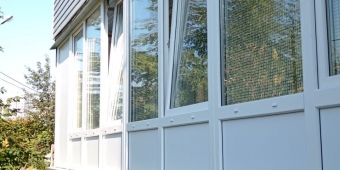 Теплое остекление балкона с выносом и внешним оформлением сайдингом