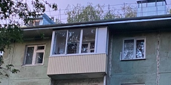Остекление балкона раздвижными алюминиевыми рамами. Покраска стен внутри помещения и отделка сайдингом снаружи.