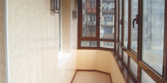 Установлены окна с дизайном «под дерево», балкон отделан панелями из пластика
