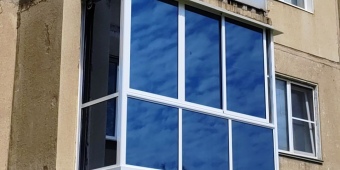Холодное французское остекление балкона с тонированными стеклами