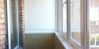 Г-образный балкон с отделкой парапета пластиковыми панелями