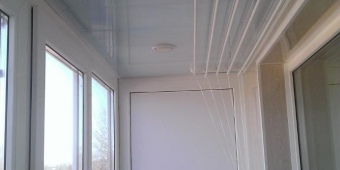 Холодное остекление П-образного балкона с установкой бельевых веревок, отделкой пола и потолка 