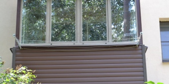 Остекление П-образного балкона с наружней обшивкой виниловым сайдингом