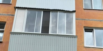 Раздвижные алюминиевые окна с внешней и внутренней отделкой сайдингом.