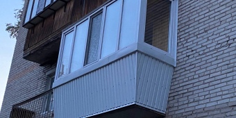 Вынос балкона и остекление теплым профилем. Внешняя отделка сайдингом.